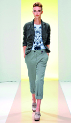 سراويل الشينو المُشمرة تشهد إقبالاً كبيراً حالياً.    د.ب.أ