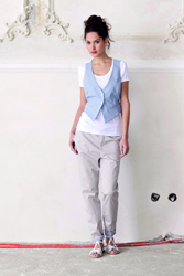 سروال الشينو ذو الوسط الساقط يغازل القوام النحيف.