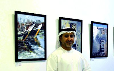 الفنان محمد الاستاد مع أعماله. من المصدر
