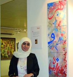أسماء المغربي مع لوحاتها.