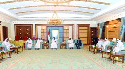 الزعابي يتحدث إلى ممثلي الصحف المحلية.	وام