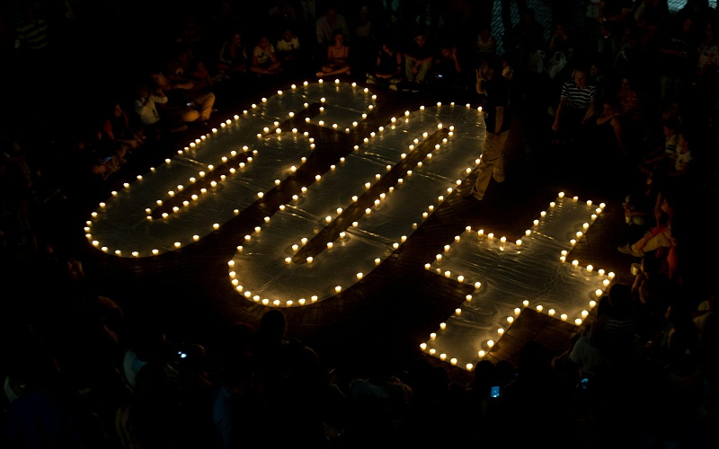 وتشارك الجموع في مختلف أنحاء العالم إنارة الشموع معبرة عن ساعة الأرض، والتي شكلت الرقم 60 والذي يرمز لدقائق الساعة - وكالات