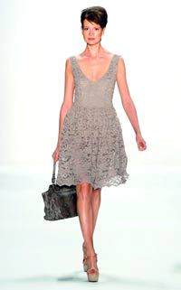 فستان فضفاض من الدانتيل يتحلى بالرقة بفضل درجة البيج الهادئة.	 د.ب.أ