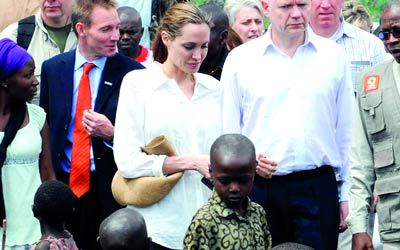 أنجلينا جولي تزور رواندا برفقة وزير الخارجية البريطاني وليام هيغ.	أرشيفية