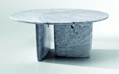 طاولة «Tobi Ishi» تحفة فنية من رخام الكارارا الأبيض. د.ب.أ