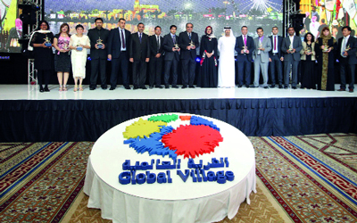 صورة جماعية للفائزين بجوائز «القرية العالمية» في دورتها الـ‬17.