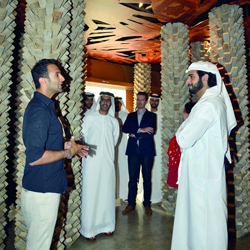 ..ويستمع لشرح خالد الشعفار عن عمله «الطبيعة بتشكيل».	من المصدر