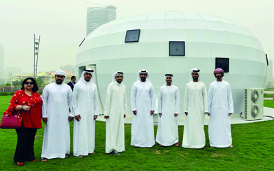 زايد بن سلطان وسلطان بن سعود ومروان السركال وشبهة بياشامدساني في حديقة مرايا للفنون في واجهة المجاز المائية.     من المصدر