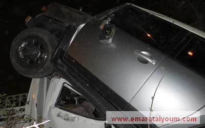سيارة «تويوتا» قفزت فوق سيارة «بيك أب» بسبب السرعة.  الإمارات اليوم
