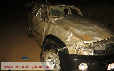 سيارة «نيسان باترول» كما بدت بعد الحادث الذي أسفر عن وفاة الراكب وإصابة سائقها في دبي.  الإمارات اليوم