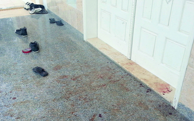 دماء المجني عليه غطت المنطقة المواجهة للمنزل. من المصدر