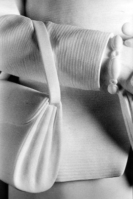 إحدى حقائبها المميزة.