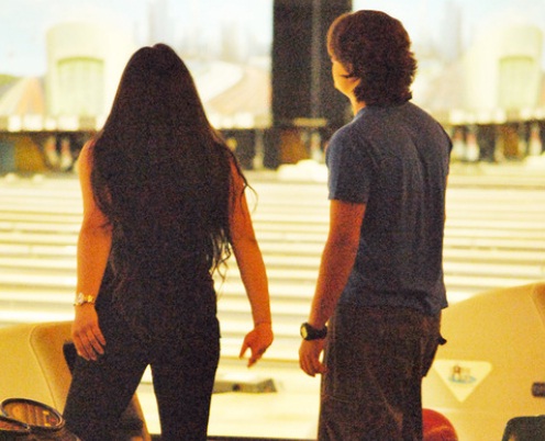 برنس برفقة الفتاة في قاعة البولنغ - الصور من مواقع التواصل الاجتماعي