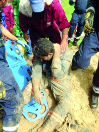 العامل بعد إنقاذه. من المصدر