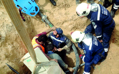 رجال «المهمات الصعبة» يخرجون العامل من الحفرة.