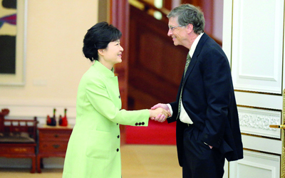 مصافحة غيتس للرئيسة جيون تنم عن جلافة وهي أبدت تسامحاً معه.	أ.ف.ب