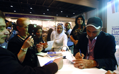 المزروعي يوقع كتاب &laquo;لذة المرض&raquo;. من المصدر