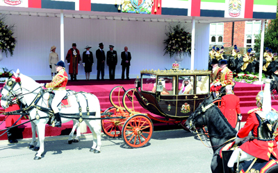 خليفة وإليزابيث الثانية خلال مراسم استقبال سموه في لندن.	وام