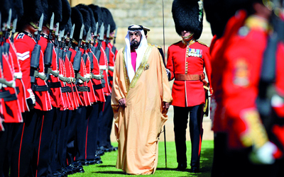 حرس الشرف أدى التحية الملكية.. وعزفت الموسيقى السلامين الوطنيين لدولة الإمارات والمملكة المتحدة.	وام - أ.ف.ب