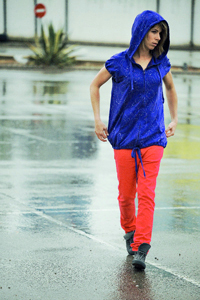 موضة الملابس الكاجوال تركز هذا الموسم على الألوان والمزج في ما بينها.