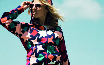 الألوان الصارخة والرسوم المطبوعة أبرز ملامح موضة الملابس الكاجوال هذا الموسم. د.ب.أ