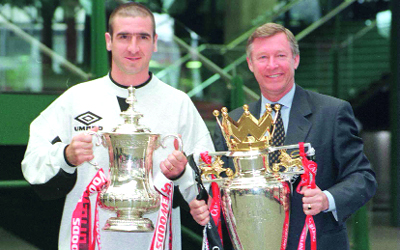 برفقة نجم الفريق السابق كانتونا.