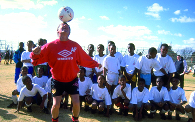 يستعرض مهاراته أمام أطفال في جنوب إفريقيا عام ‬1993.