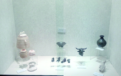 قطع أثرية نادرة تؤكد الغنى الحضاري للمنطقة.