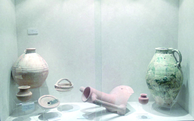 لقى أثرية تعرض في متحف الشارقة للآثار.