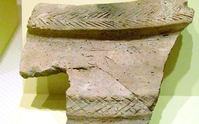 قطعة فخارية تحمل حروفاً عربية جنوبية تعود إلى ‬750 قبل الميلاد.