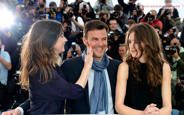 شهدت أروقة مهرجان كان السينمائي العالمي بنسختها الـ 66 حشدا كبيرا من نجوم الفن.

واشترك الفنانون والفنانات في مسابقة غير معلنة للأزياء البسيطة والأنيقة في ذات الوقت.من اليمين (الممثلة مارين فاخت والمخرج فرانسوا اوزون و الممثلة جيرالدين بيلها)