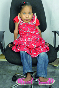 «فاطمة» تنتظر العلاج.   الإمارات اليوم