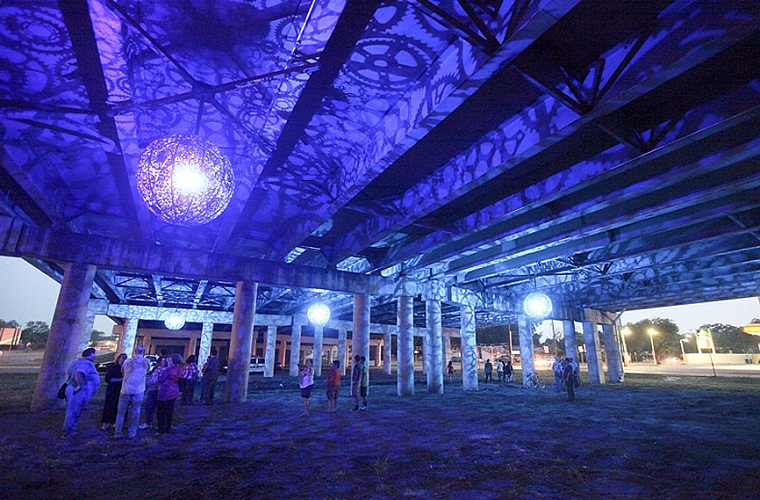 وقام الفنانان بتعليق الثريات الـ6 في ممر للمشاة في ولاية تكساس، ليتسنى للمشاة تأمل هذا اللإبداع الفني