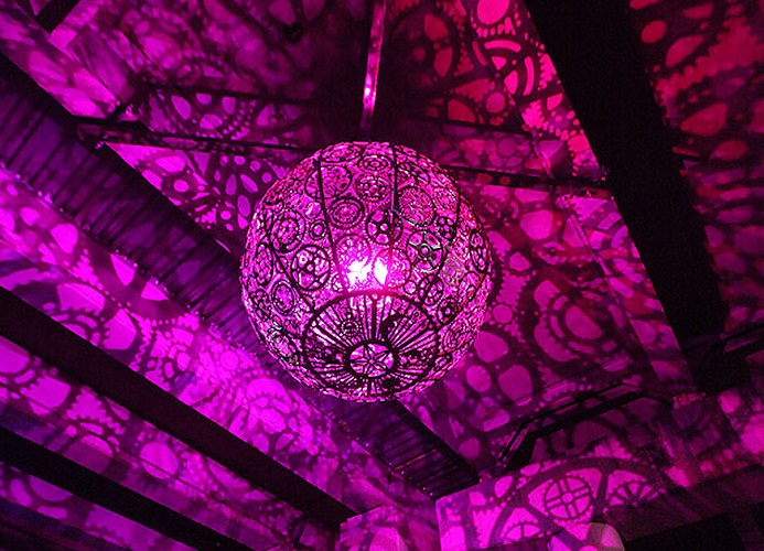 وتحتوي الثريات على أضواء "ليد" مصنوعة يدويا، وبصورة خاصة، عملت على إضفاء لمسة جمالية على الأجواء، حيث انعكست ظلال قطع الدراجات على الجدران المحيطة، مضفية لوحات فنية  من الظلال