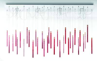 في مصباح «Flying Flames» تتخذ لمبات LED شكل اللهب.	 دب أ