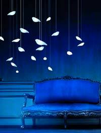 مصابيح « Smoonbirdie Light » تتخذ شكل طيور تحلق في سماء الغرفة.