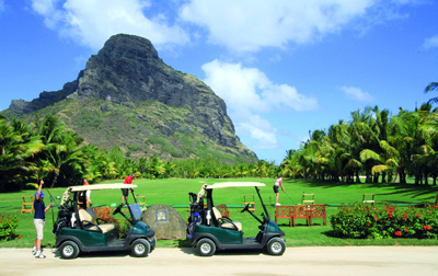 ملعب «وان آند أونلي لا سانت غران» يتيح الاستمتاع بالغولف وسط النخيل. 	 د.ب.أ
