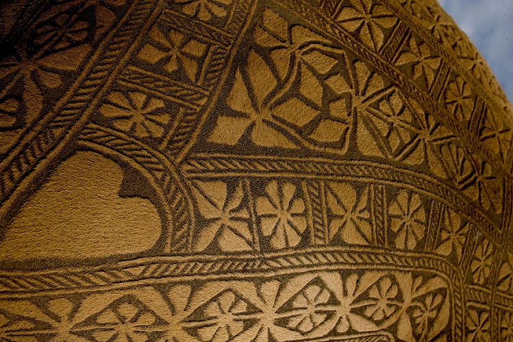 ويقول المشاركون أن العمل على النقوش يتطلب وقتا طويلا جدا، حيث تمتد الفترة إلى ثلاثة أعوام، يقضي منها المربي فترة عامين كاملين للعناية بوبر الجمل والاهتمام بطوله، ومن ثم يقوم بقصه بصورة فنية والنقش عليه، وصبغه لإضفاء ظلال ومؤثرات خاصة