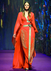 البصمة الرئيسة التي زيّنت مجموعة زرينة يوسف تعتمد على تقنيات تطريز يدوية.