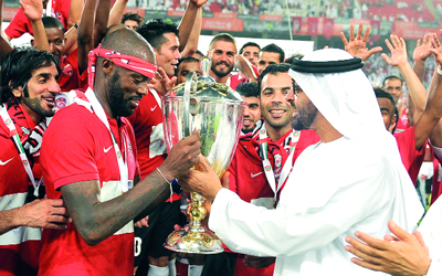 محمد بن زايد يسلم قائد الأهلي غرافيتي كأس البطولة.        	تصوير: أسامة أبوغانم