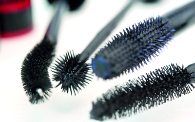 الفرشاة المطاطية ذات مظهر الهيكل العظمي أنسب فرشاة لوضع الماسكارا بشكل متكرر. د.ب.أ