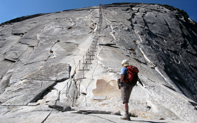 قمة هاف دوم الغرانيتية بولاية كاليفورنيا تشبه قمة ماترهورن بسلسلة جبال الألب. د.ب.أ
