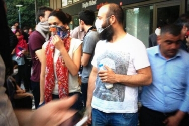 الممثل التركي أثناء مشاركته في الاحتجاجات ضد الحكومة - الصور عن مواقع تواصل اجتماعي