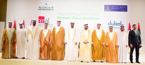 محمد بن راشد ومحمد بن زايد يتوسطان أعضاء مجلس إدارة «شركة الإمارات العالمية للألمنيوم».	وام