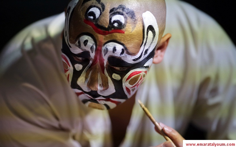 تعتبر أوبرا بكين، واحدة من أشهر الأوبرات في العالم، حيث يمتزج فيها التمثيل مع الغناء والموسيقى والحركات البهلوانية.