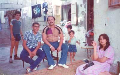 الفيلم الوثائقي «عالم ليس لنا» يرصد معاناة المهجرين الفلسطينيين من خلال رصد ذاكرة أجيال في عائلة واحدة.	من المصدر