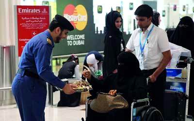 ضيافة عربية في مطار دبي تستقبل زوار «الصيف.. حتماً دبي». من المصدر