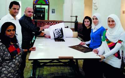 سلطان صعب مع عدد من المشاركين بالورشة. من المصدر