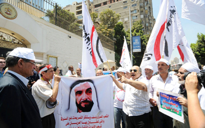 المشاركون في الوقفة الاحتجاجية أمام سفارة الدولة في مصر يرفعون صورة الشيخ زايد. الإمارات اليوم