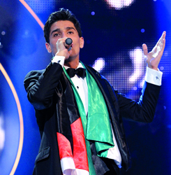 عساف يشدو في الحلقة الأخيرة متوشحاً بعلم فلسطين. 	أ.ف.ب